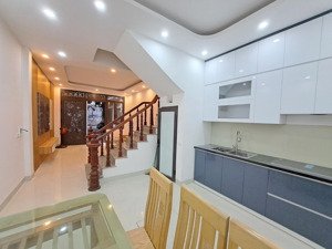 chính chủ cần bán căn nhà đường hoàng mai 4 tầng 1 tum tặng nội thất giá 7.5 tỷ