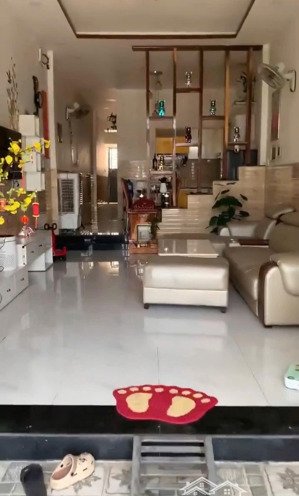 cô bình bán căn nhà 1 lầu mặt đường kinh doanh , 72m2 , đang cho thuê 8tr/tháng , sổ hồng trao tay