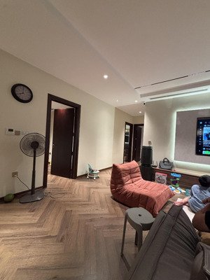 chính chủ cho thuê căn e4 yên hoà park view số 3 vũ phạm hàm 100m2 . giá rẻ 