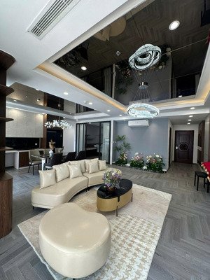 cho thuê căn góc 4 ngủ sáng tại royal city tầng trung hướng mát full nội thất mới 100%