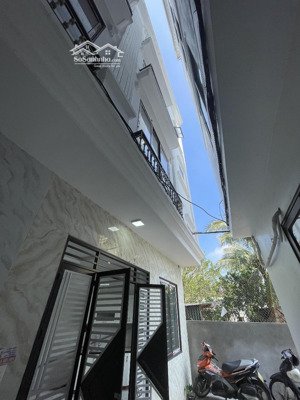 bán nhà 30m2 giá 3tỷ500tr xây mới không quy hoạch , nhà ô tô cạnh nhà khu vực tiện ích trường chợ