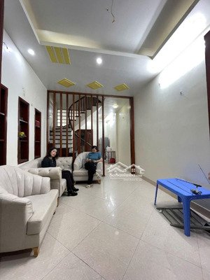 trung tâm cầu giấy_sổ đẹp_phân lô_hai thoáng_ngõ rộng_gần phố
_15m ô tô dừng đỗ ngày đêm_63m