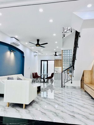 bán nhà đẹp mới xây 3 tầng đối diện công viên, full nội thất