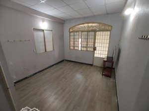 không chung chủ - phòng mới sơn, wc riêng, 25m2, cửa sổ, ban công rộng, rất thoáng, lê văn sỹ q3