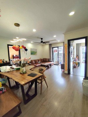 chính chủ cần bán căn góc 97m2 tòa g ban công view hồ sài đồng dự án le grand jardin 6,85 tỷ