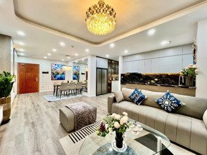 vợ chồng tôi bán căn hộ 3 ngủ 130m2 tầng đẹp goldsilk giá cực tốt, sổ đỏ chính chủ, nội thất full