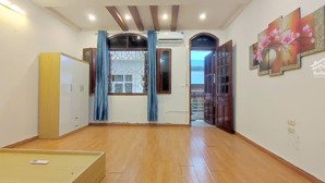 cho thuê ccmn 40m2 ngõ 3 thái hà_ ban công siêu rộng thoáng_ full đồ_ ở được luôn