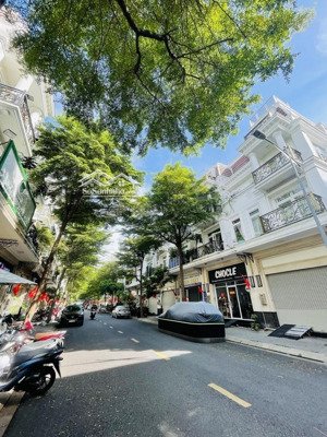 bán nhà 4 tầng, ngang 5m, khu dân trí cao, an ninh. view đối diện công viên, gần parcmal quận 8