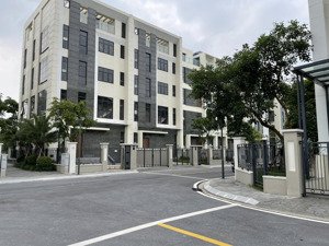 chính chủ gửi bán căn biệt thự starlake diện tích 240 m2 vị trí siêu vip. liên hệ em nam 