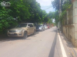 thành phố ven sông - oto vào đất - gần cầu thăng long