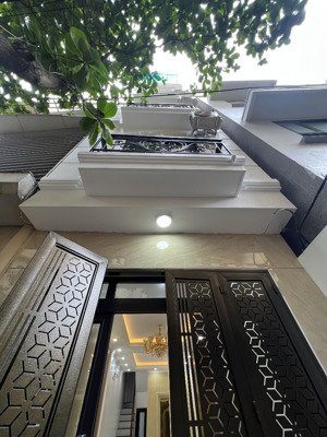 chính chủ : bán nhà phố vũ trọng phụng. 40m2x6 tầng thang máy. 15m thẳng tắp ra phố. giá 13,5 tỷ.