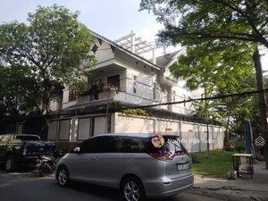 biệt thự 3 mặt tiền nguyễn oanh 13x21m đúc 3 tầng thoáng mát.