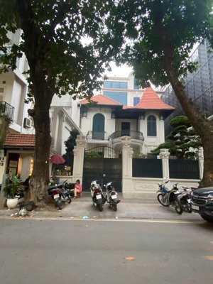 cho thuê nhà mp xã đàn q. đống đa - mt 12m, dt 190m2, 4 tầng, giá : 200 tr/tháng. vị trí đẹp