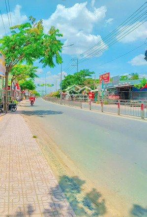 nhà xưởng 1750m2 mặt tiền tỉnh lộ 826 ngay trung tâm rạch kiến