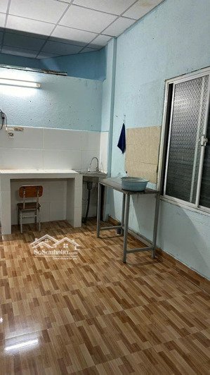 phòng trọ rộng (nhà cấp 4 nhỏ), đường 7m5, không ngập lụt, internet miễn phí, sạch sẽ, thoáng mát