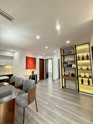 bán gấp căn hộ hoàng thành pearl 2pn full nội thất, có lốt ô tô giá 7.x tỷ 0974 999 8**