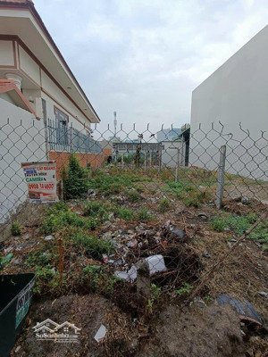 nằm trên đường nguyễn huệ, phường phú khương, bến tre, shr, giá 580tr/100m2, đất thổ,xây dựng tự do