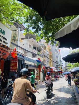 bán nhà mặt phố pháo đài láng - kinh doanh sầm uất, vỉa hè, - bán rẻ vì gia đình cần tiền gấp!