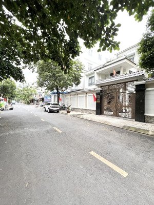 mặt tiền kinh doanh tân phú-khu vip họ lê - 4 tầng 108m nở hậu 9m tặng full nội thất chỉ 13.5 tỷ