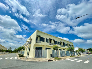 chỉ còn 2 căn phước đông new city, nhà phố 1 trệt 1/2 lầu, sổ hồng riêng, an cư ngay!