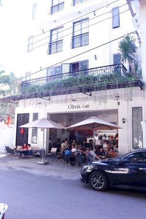 Cần bán căn nhà mặt tiền mới xây trung tâm chợ Đầm , cách biển 500m.