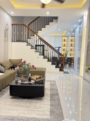 bán nhà đẹp kim ngưu_trần khát chân, hai bà trưng,về ở ngay
dt: 45m _ 4 tầng hiện đại, ful nội thất