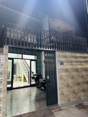 chính chủ cho thuê nhà mới hẻm 88 nguyễn văn quỳ, 3pn 2wc sân trước sân sau, điện nước nhà nước.