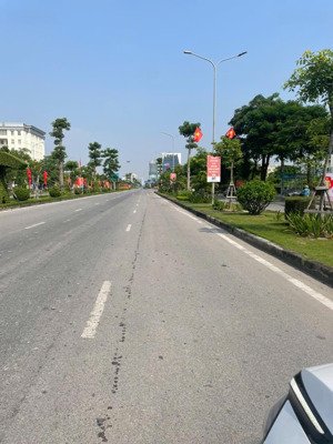 bán khách sạn diện tích 360m2 mặt đường lê hồng phong, chính chủ.