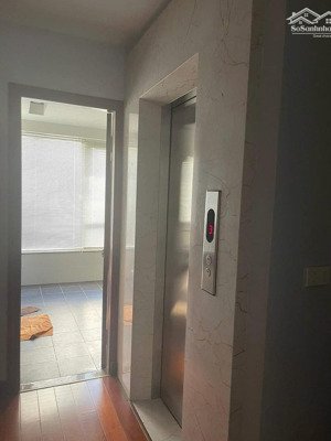 nhà 7 tầng mới thang máy điều hoà âm trần ô tô tránh vỉa hè gần phố 34,5 tỷ thông sàn văn phòng