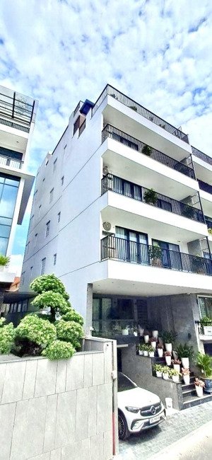 trần quang diệu: lô góc kim cương, mặt tiền 18m, gara, 109m*5t thang máy, nội thất đẳng cấp