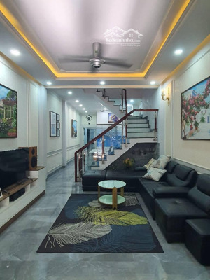 bán nhà 3 tầng 92m2 ngay thủ đức