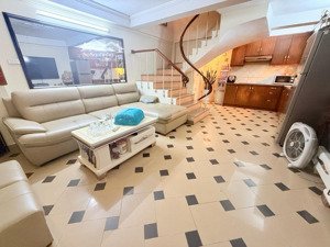 hiếm, mặt ngo to rộng oto vào nhà.kinh doanh. dt 30m 6t mt6m giá 6,8 tỷ