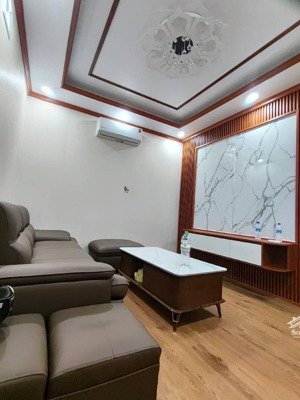 nhà khu nước ngầm - ngọc hồi
nhà đẹp - full nội thất - ô tô đỗ cầu thang - view phố - 3pn - tiện íc