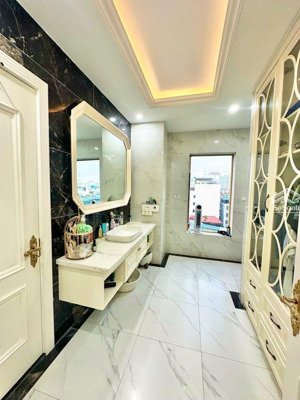 siêu phẩm mặt phố víp cầu giấy| vỉa hè 9m| 10 tầng thang máy| kinh doanh vô địch| mặt đường đôi 40m