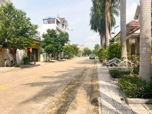 nhà hiếm trong tầm giá-trung tâm hành chính dĩ an- 120m 3 tầng 4pn, chủ cần bán gấp, 9,7 tỷ tl