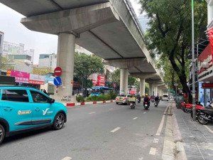 bán nhà phân lô phố dịch vọng - cầu giấy .. ôtô vào nhà diẹn tích 58m rộng 5m 3 tầng giá 11 tỷ 7