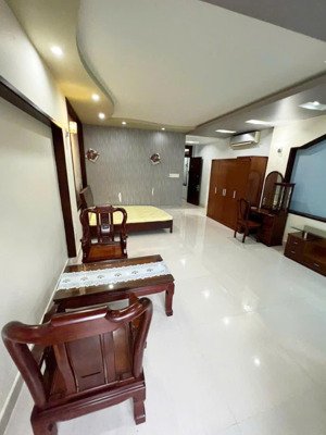 cho thuê phòng ban công tách bếp đường phạm hùng gần cao lỗ q8. 45m2 full nội thất. giá 5,5tr/tháng