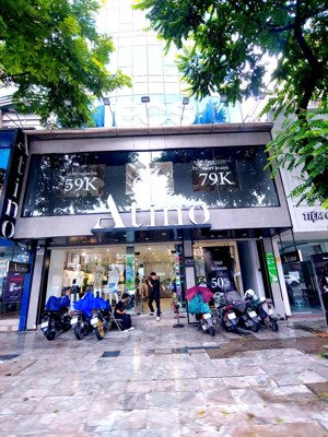 cực hiếm! cho thuê nhà mặt phố cầu giấy mt khủng 8m. dt 80m2 x 3 tầng. thông sàn. vỉa hè rộng