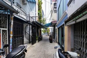 bán chdv đ.đoàn văn bơ, có sẵn dòng tiền mỗi tháng, thông ra hoàng diệu, nguyễn tất thành.