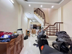 bán nhà lô góc pháo đài láng - 10m ra mặt phố - 40m x 5 tầng - 10,6 tỷ có thương lượng