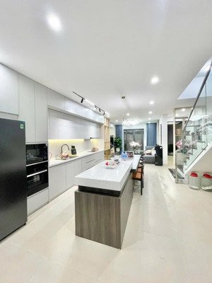 đất hoa động mặt phố kinh doanh sầm uất diện tích: 94m²