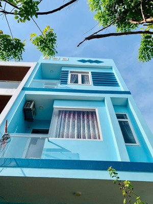 cần chuyển nhượng nhà nghỉ 10 phòng - doanh thu 30tr- mặt tiền đường 10,5m đinh công trứ - gần biển