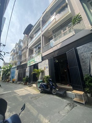 bán nhà 3 lầu ngay quốc lộ 13, hiệp bình phước giá 6 tỷ 3 , oto tới nhà , sổ hoàn công đầy đủ