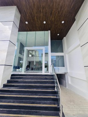 cho thuê góc 2 mặt tiền : nguyễn hữu thọ , 750m2 sử dụng , có thang máy , pccc đầy đủ ,mới xây 100%