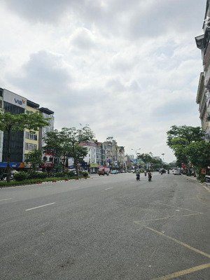 bán nhà mặt hồ tây - vị trí đắc địa - đẹp - hè rộng - đoạn kinh doanh sầm uất nhất phố.