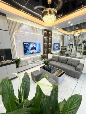 bán nhà kim mã, phân khúc hiếm trên 6tỷ,5 tầng,cách chợ 30m, cách đường lớn 70m