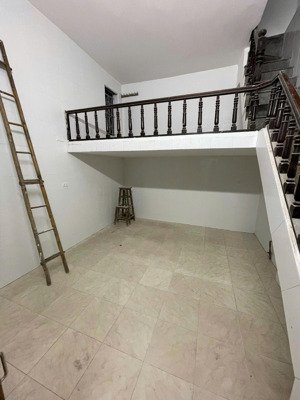 chính chủ cho thuê nhà ngõ 11 giải phóng ngay cạnh honda pháp vân. 60m2, 3 tầng, tầng 1 có gác xép