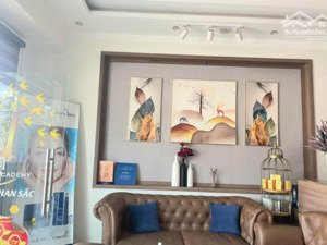 bán nhà mặt tiền khu vip 4 tầng có thang máy đối diện chợ, cạnh trung tâm thương mại