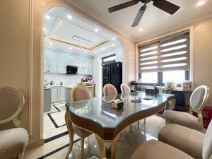 40triệu/ tháng. siêu phẩm 90m. gần hồ , công viên, vị trí siêu đẹp. nội thất nhập khẩu