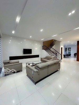 cho thuê biệt thự song lập vinhomes riverside , diện tích 270m2 full nội thất giá chỉ 40tr/tháng